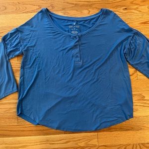 NEW American Eagle Outfitters Blue Henley Tee Women’s Medium tee